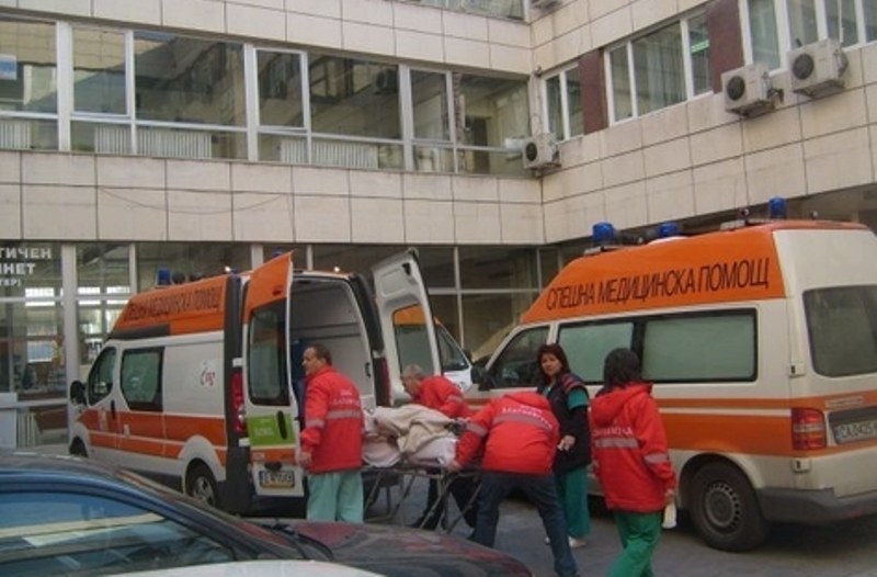 15-годишен нападна и намушка жена при обир, лекари се борят за живота й