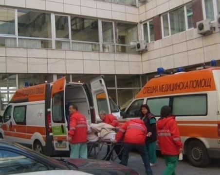 15-годишен нападна и намушка жена при обир, лекари се борят за живота й