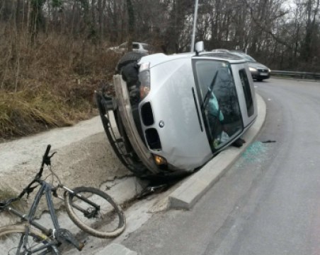 БМВ се обърна след близка среща с порше СНИМКИ