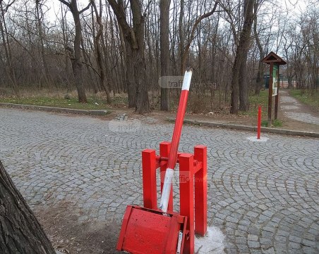 Идиотия! Отрязаха бариерата на Младежкия хълм с ъглошлайф СНИМКИ