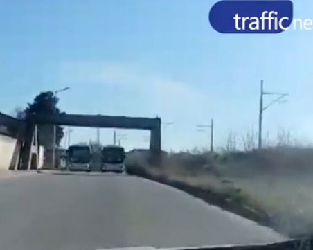 Каскада от автобус на градския транспорт на Пловдив, кола се размина на косъм от челен сблъсък ВИДЕО