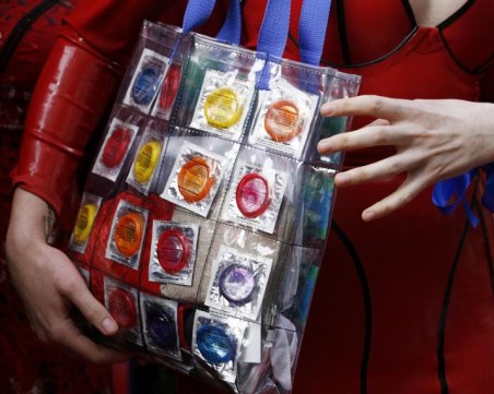 Не е шега! Дават по 37 презерватива на състезател на Олимпиадата в Пьончан