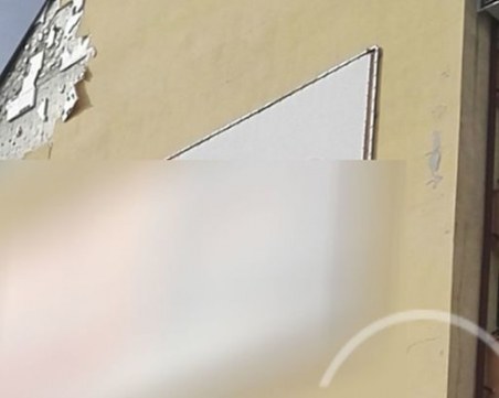 Парче от изолация на блок падна върху главата на жена, в болница е СНИМКА