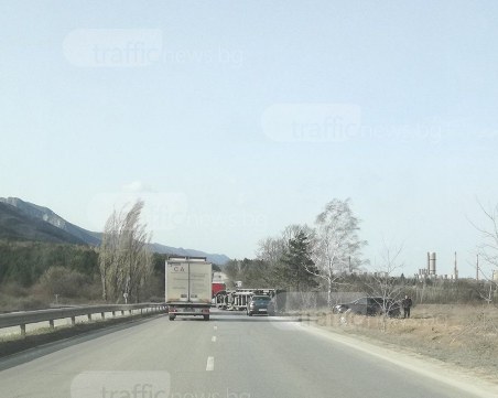Силният вятър обърна три камиона на пътя, пловдивчани блокирани в задръстването СНИМКИ