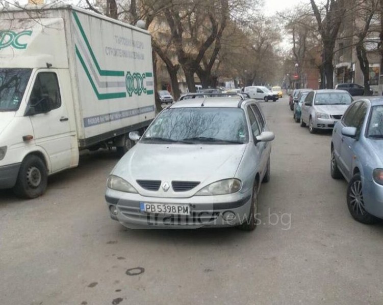 Нагъл тип блокира три коли в центъра на Пловдив, вдигна и скандал СНИМКИ