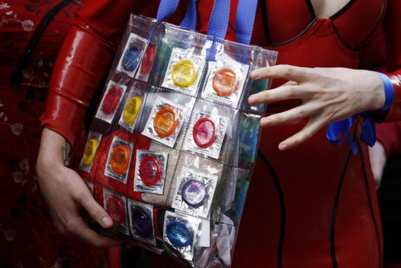 Не е шега! Дават по 37 презерватива на състезател на Олимпиадата в Пьончан