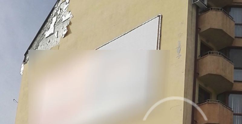 Парче от изолация на блок падна върху главата на жена, в болница е СНИМКА