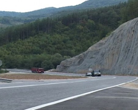 Челен удар между тир и лек автомобил взе три жертви