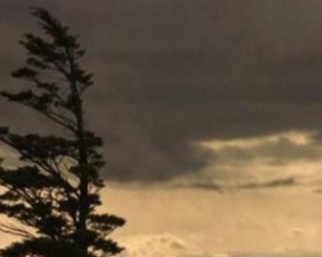 Обърнати автомобили и 20 000 без ток заради силния вятър