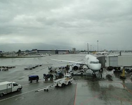 Силен вятър запрати самолет от София в Букурещ