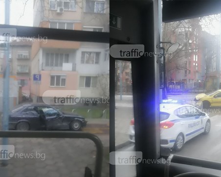 Втора тежка катастрофа в Пловдив! Такси и лека кола затапиха прелеза на “Шести септември“ СНИМКИ