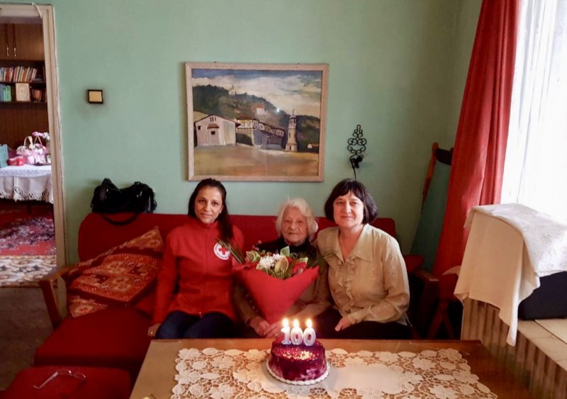 Пловдивчанка празнува 100-годишен юбилей СНИМКИ