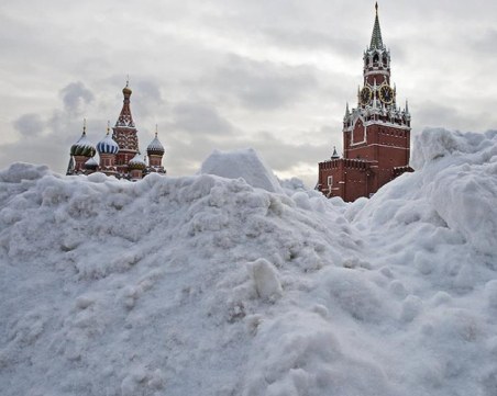 Червеният площад в Москва потъна в сняг