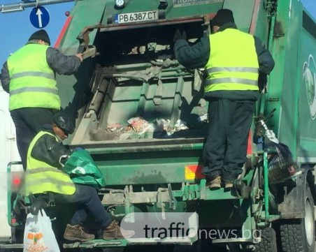 Хем да вдигнеш боклука, хем да го преровиш, хем да си отделиш нещо... СНИМКИ
