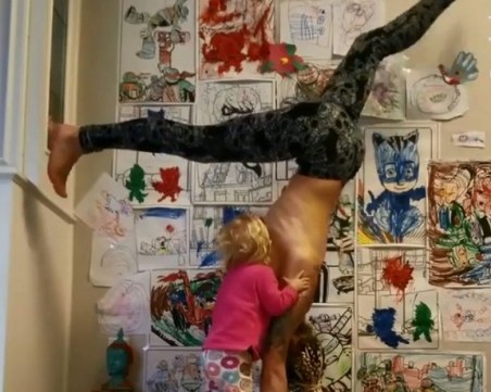 Гола до кръста и провесена с главата надолу майка кърми детето си. Потресени ли сте? ВИДЕО