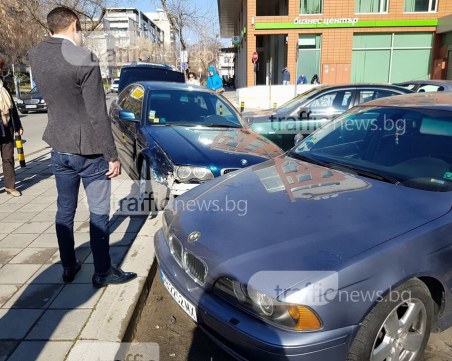 Тежка катастрофа в центъра на Пловдив! БМВ се заби в две паркирани коли СНИМКИ
