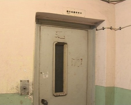 Плашат със затвор домоуправители, пускащи асансьори извън строя