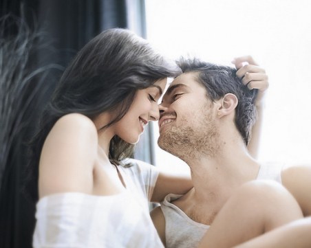 Ръкостискането на мъжа показва дали е “жребец в леглото“