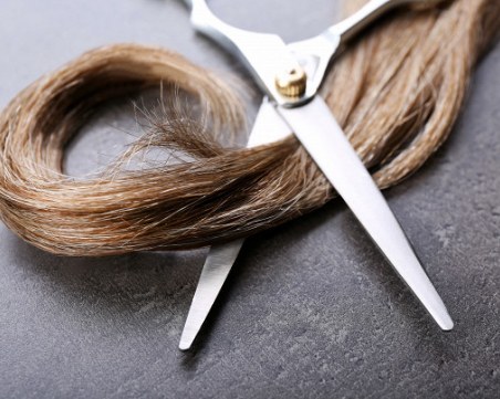 Учителка отряза кичур коса на ученичка и... загуби работата си