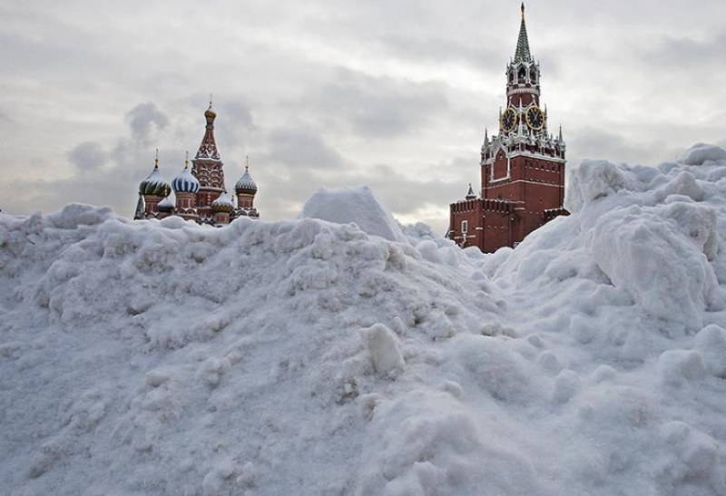 Червеният площад в Москва потъна в сняг