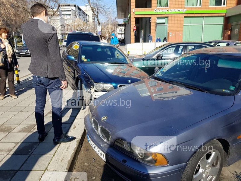 Тежка катастрофа в центъра на Пловдив! БМВ се заби в две паркирани коли СНИМКИ
