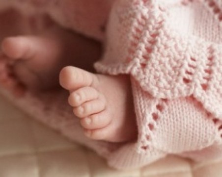 11-годишно момиче роди от 14-годишния си брат