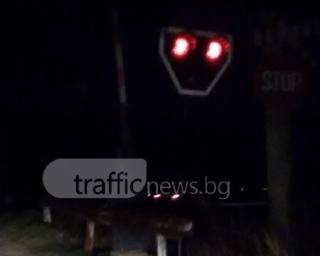 Десетки коли се наредиха пред жп прелез край Пловдив, без да знаят да минават или не