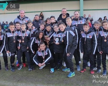 Децата на Локо с бронзови медали от турнир в Сандански