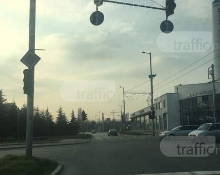 Хаос на пловдивски булевард! Светофарите угаснаха, колите… спряха СНИМКИ
