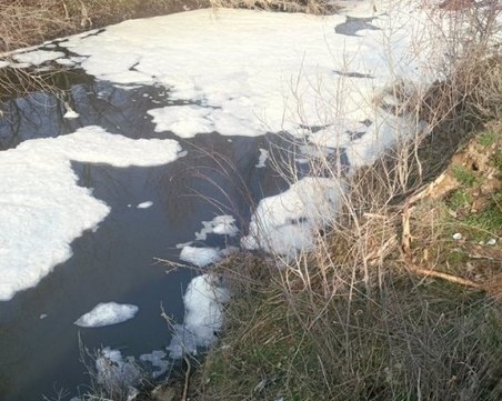 Миризлива бяла пяна заплува по река Мечка, започна проверка