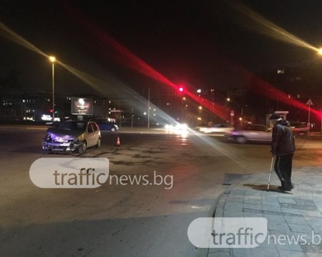 Втора катастрофа в Пловдив! Жена е в болница след сблъсък с 2 коли СНИМКИ