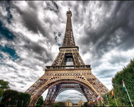 Затвориха Айфеловата кула заради лошо време