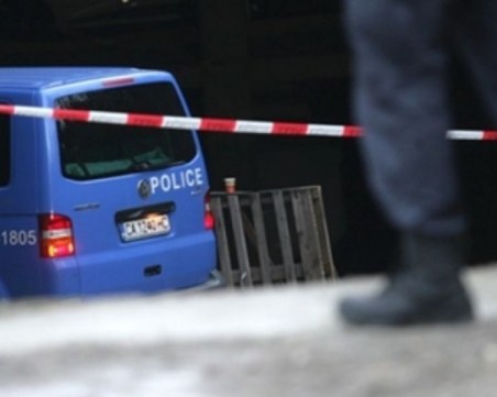 Жестоко убийство: Майка захвърли бебето си във външна тоалетна