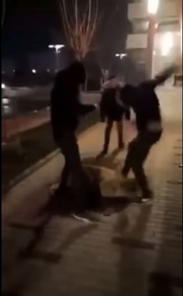Брутален побой над ученик! Трима ритат в главата момче, хвалят се в мрежите ВИДЕО