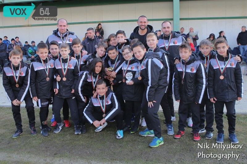 Децата на Локо с бронзови медали от турнир в Сандански