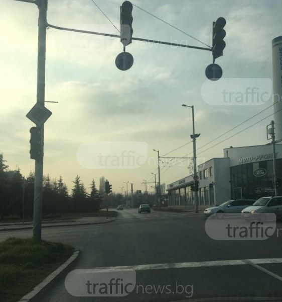 Хаос на пловдивски булевард! Светофарите угаснаха, колите… спряха СНИМКИ