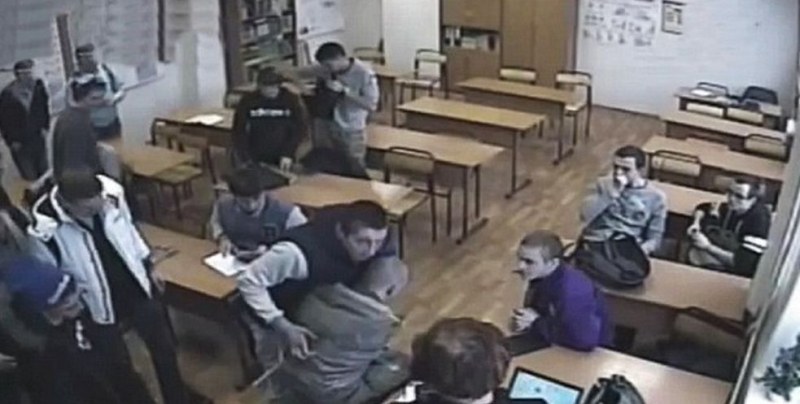2 в 1: Пловдивски ученик опита да отреже косата на учителка, а после ѝ поиска огънче