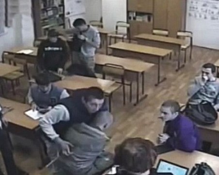 2 в 1: Пловдивски ученик опита да отреже косата на учителка, а после ѝ поиска огънче