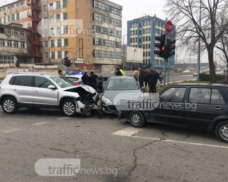 Четири коли са се нанизали на Карловско шосе! Двама души са откарани с линейка СНИМКИ