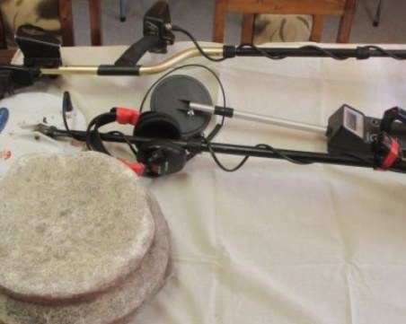 Детектор за метал и археологически находки откриха в дома на 26-годишен