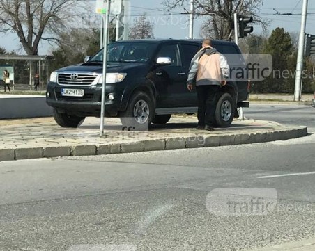 Джип кацна на тротоар до Централни гробища на метри от огромен паркинг СНИМКИ