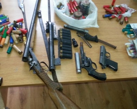 Хванаха пловдивчанин и хисарчанин с незаконни бойни арсенали