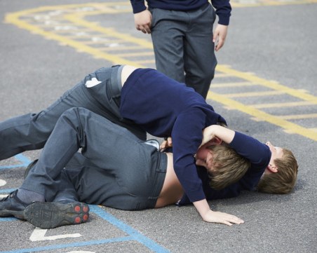 Издевателство в дом за деца в Пловдив! Момчета превърнаха дете в люлка