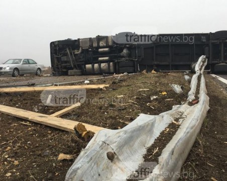 Камион се обърна на магистралата край Пловдив, ограничиха движението и в двете посоки СНИМКИ