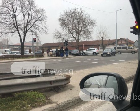 Катастрофа на светофара на “Ален мак“! На земята лежи човек СНИМКИ