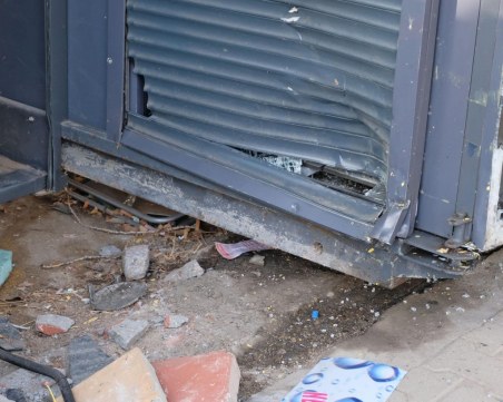 Кола се заби в “Лафка“ до автобусната спирка СНИМКИ