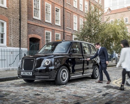 Компания предлага 6-минутни срещи за запознанства на задната седалка на такси