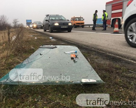 Кръв по асфалта на магистралата! Предното стъкло на камиона е изхвърчало цяло СНИМКИ