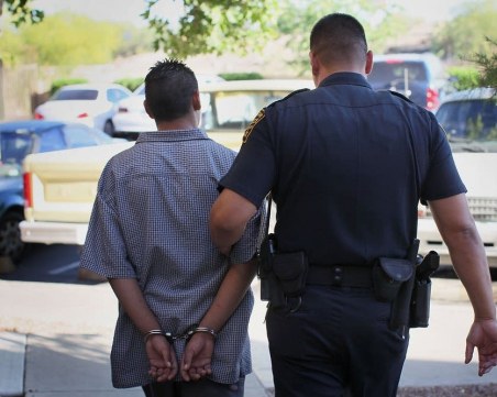 Нова измама! Пловдивски тийн задигна карти за 1200 лева по време на преглед при куриер