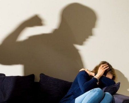 Родители плащат на зетя, за да не бие дъщеря им